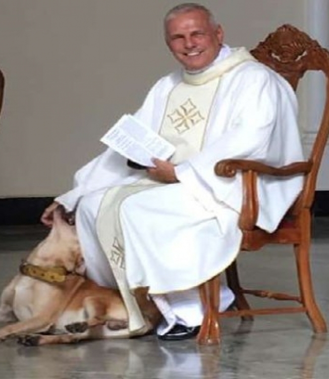 Cão invade missa e reação de padre bomba na web - Reprodução Facebook