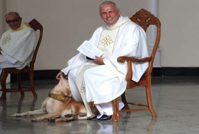 Cão invade missa e reação de padre bomba na web