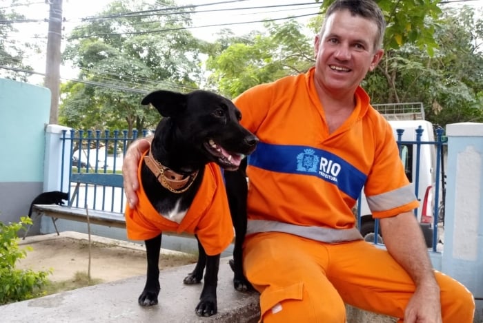 'Pretinho' acompanha o gari 'Mineiro' nas ruas de Campo Grande
