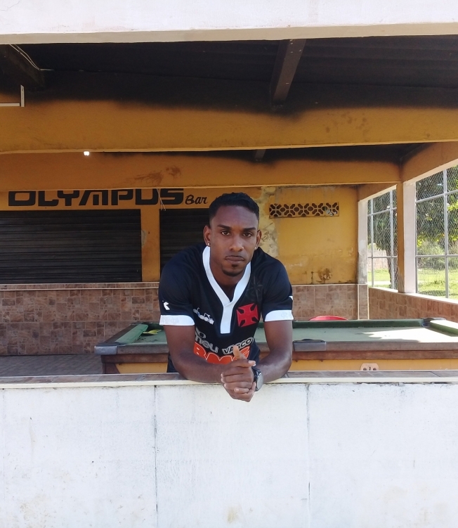 Jairinho posa para foto no bar que ajudou a construir, na época de ajudante de pedreiro - Alexandre ferreira / divulgação