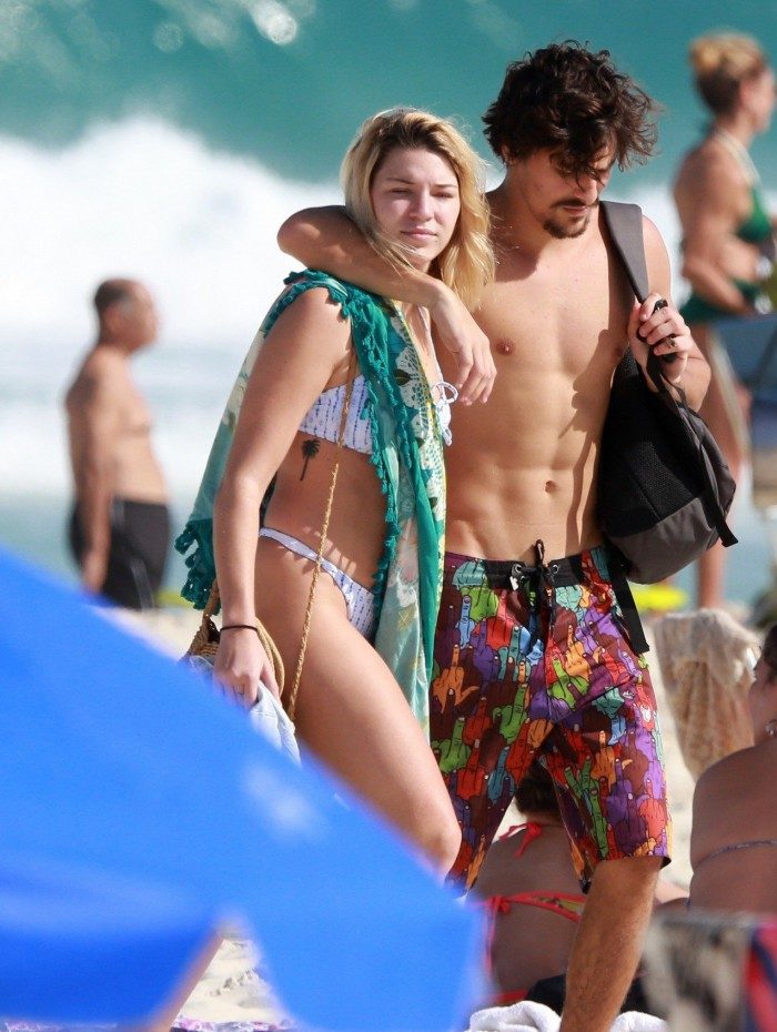 Bruno Mataleone vai embora acompanhado na praia da Barra da Tijuca