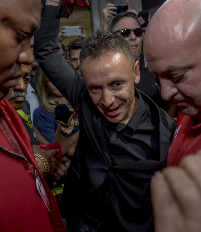 Rafinha foi cercado pela imprensa e por torcedores no Aeroporto Santos Dumont - MARCELO CORTES/FLAMENGO
