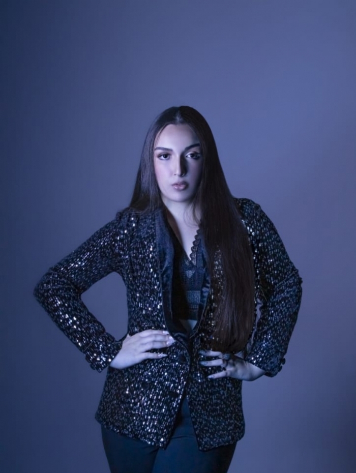 Catha Hakme com figurino de Paula Aprouch