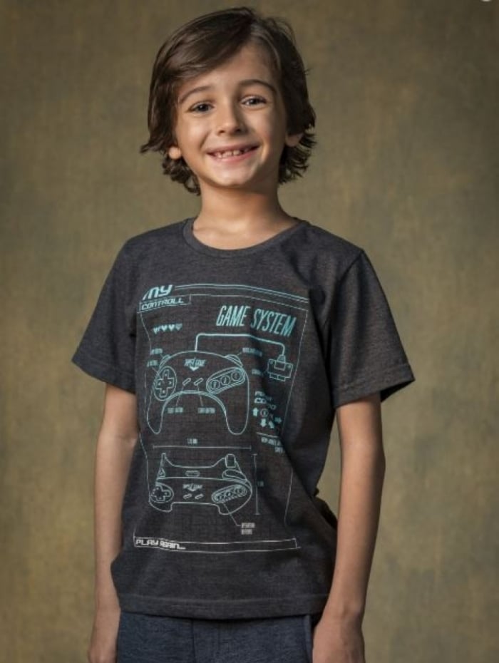 Arthurzinho (Rafael Sun) será levado por Robson na saída de uma aula
