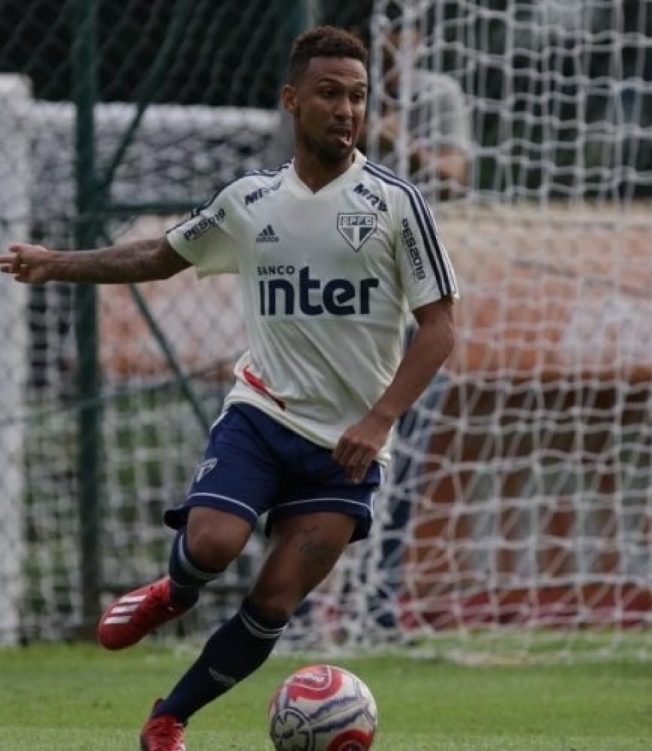 O atacante Biro Biro deve ser anunciado nesta quarta pelo Botafogo