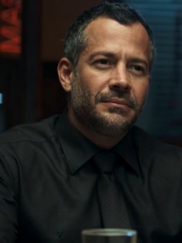 Agno (Malvino Salvador) pressiona Rock (Caio Castro) com proposta indecente, em 'A Dona do Peda&ccedil;o'