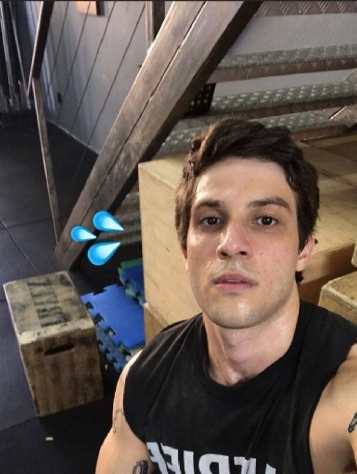 Chay Suede tira a barba