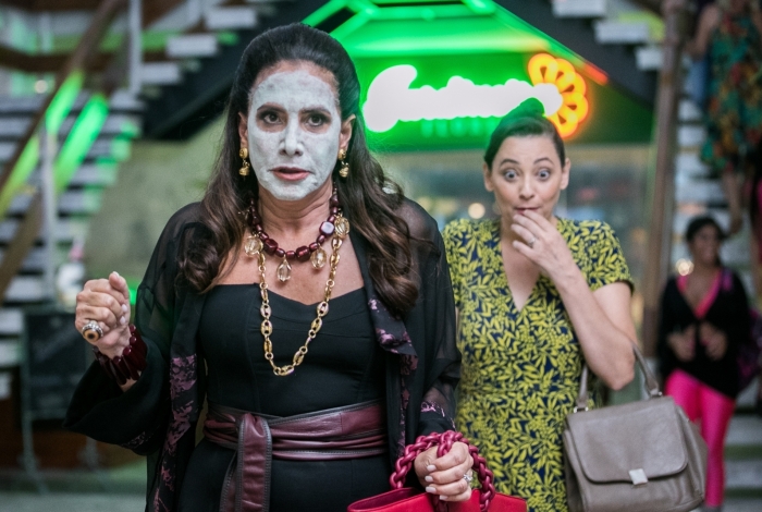 Mercedes (Totia Meireles) fica irritada e tenta esconder o rosto com mÃÂ¡scara facial, em 'VerÃÂ£o 90'