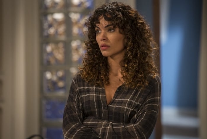 João (Rafael Vitti) fica surpreso quando Moana (Giovana Cordeiro) conta que espera um filho dele