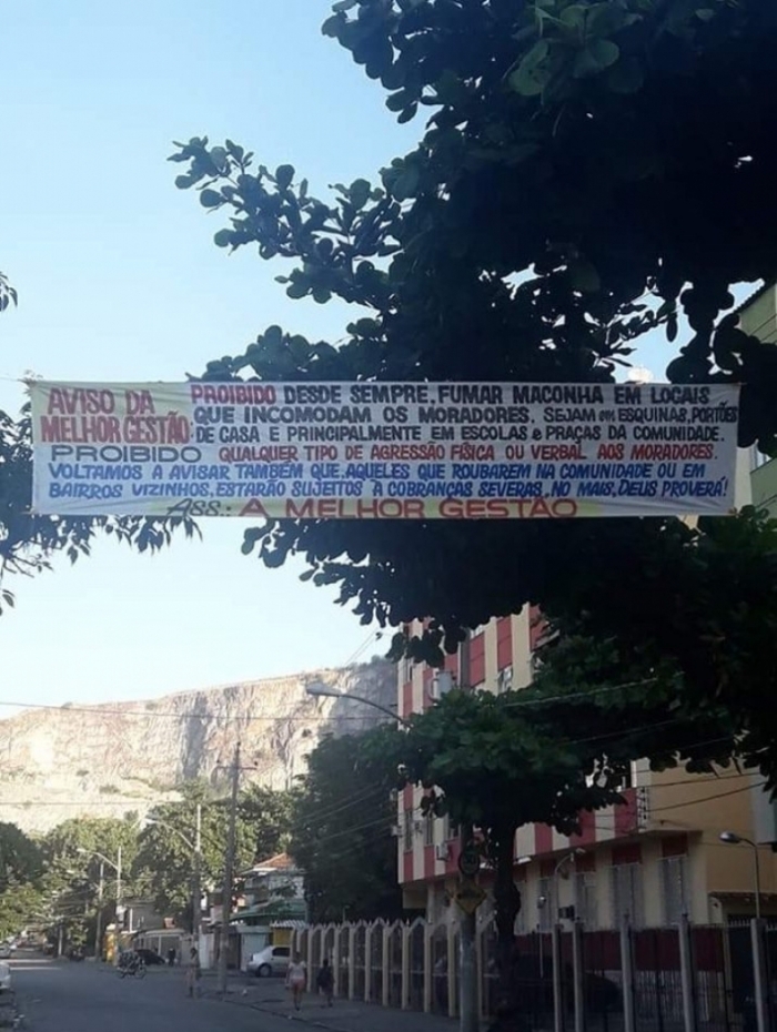 Traficantes colocam faixa em bairro da Zona Oeste proibindo o uso de drogas