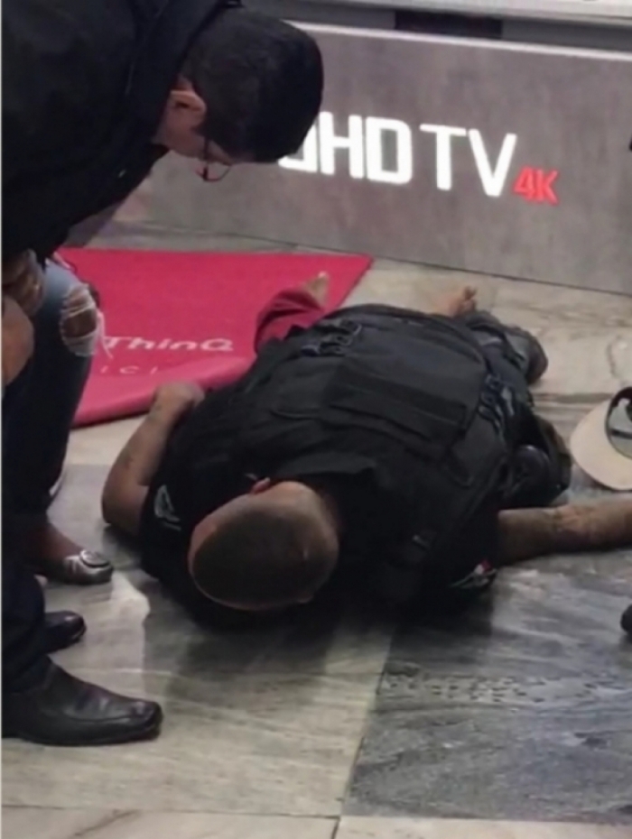 A cena: segurança não soltou rapaz