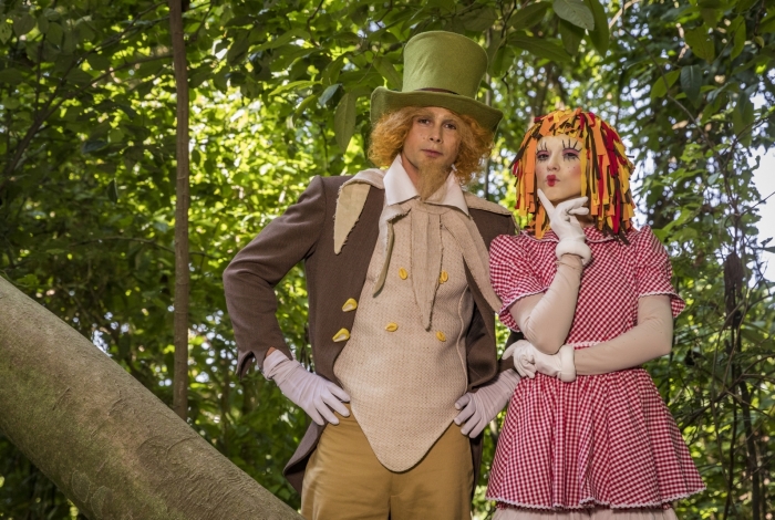 Manu (Isabelle Drummond) como Emília, e João (Rafael Vitti) como Visconde de Sabugosa, em 'Verão 90'