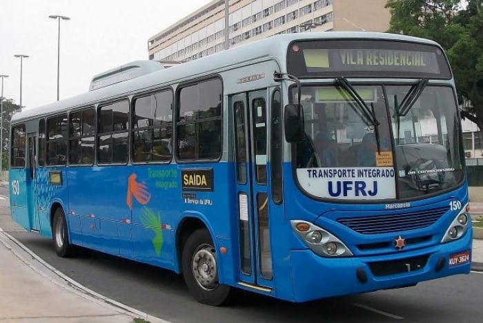 O ônibus que transporta estudantes foi atacado 