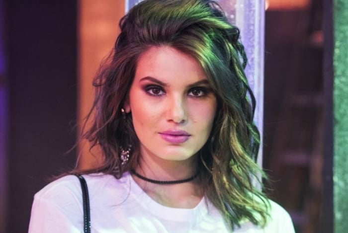 Rainha das maldades, Vanessa (Camila Queiroz) foge com seu amado após prestar depoimento 