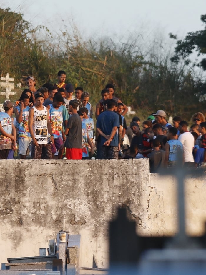 Rio de Janeiro - RJ  - 28/06/2019 -  Enterro de Fernando Guarabu  - Traficante Fernando Guarabu, foi enterrado hoje no cemiterio do Cacuia, na Ilha do Governador, zona norte do Rio  -  Foto Reginaldo Pimenta / Agencia O Dia - Reginaldo Pimenta / Agencia O Dia