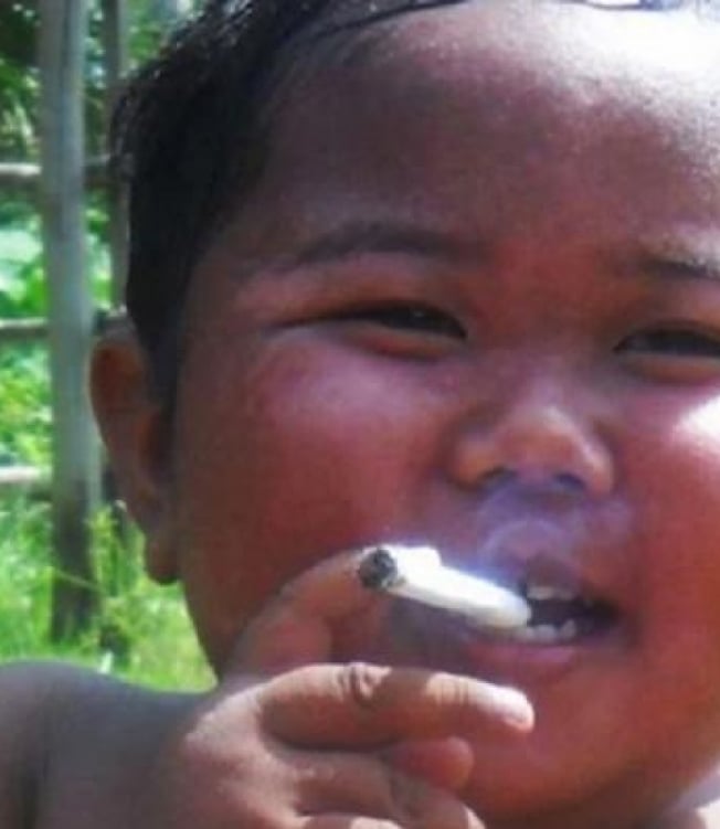 Bebê fumante reaparece após 10 anos - Reprodução Internet