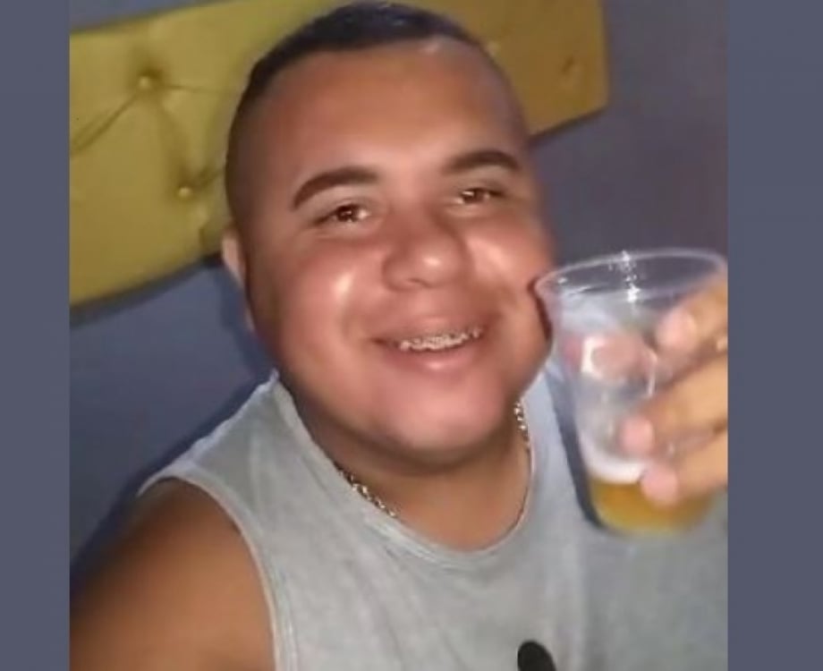 Miliciano Luiz Gustavo de Lima Nascimento, o Balrog, ironizou ameaças de morte feitas por traficantes. Ele foi um dos mortos em chacina dentro de bar no bairro Nova Aurora, disputado por tráfico e milícia