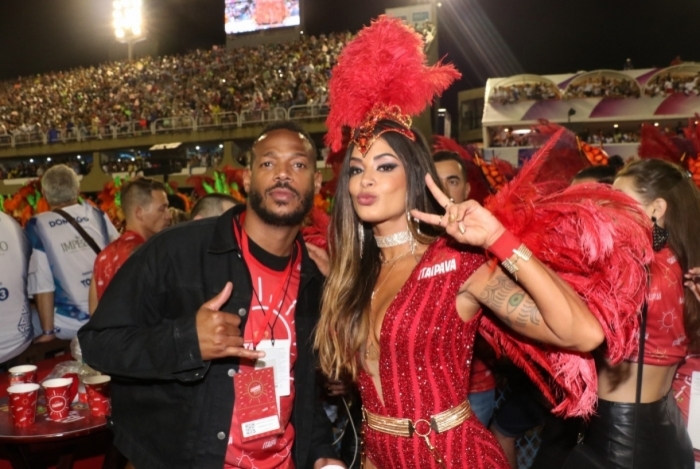 Marlon Wayans e Aline Riscado posam juntos no Camarote da Itaipava