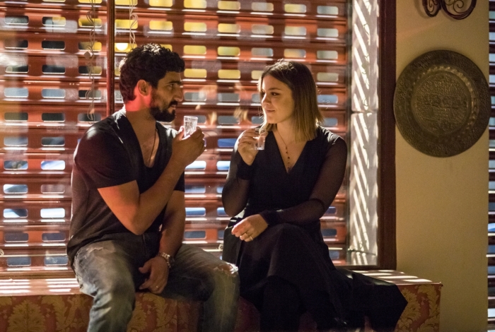 Como parte de sua vingança, Dalila embriaga Jamil e forja uma noite de amor com o marido de Laila