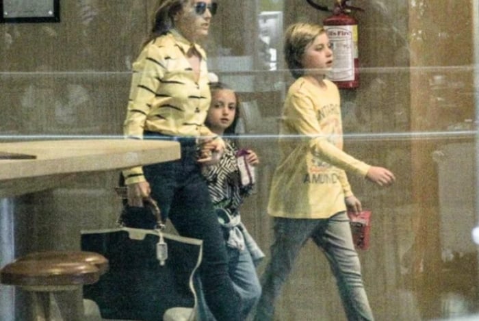 Angélica passeio com os filhos
