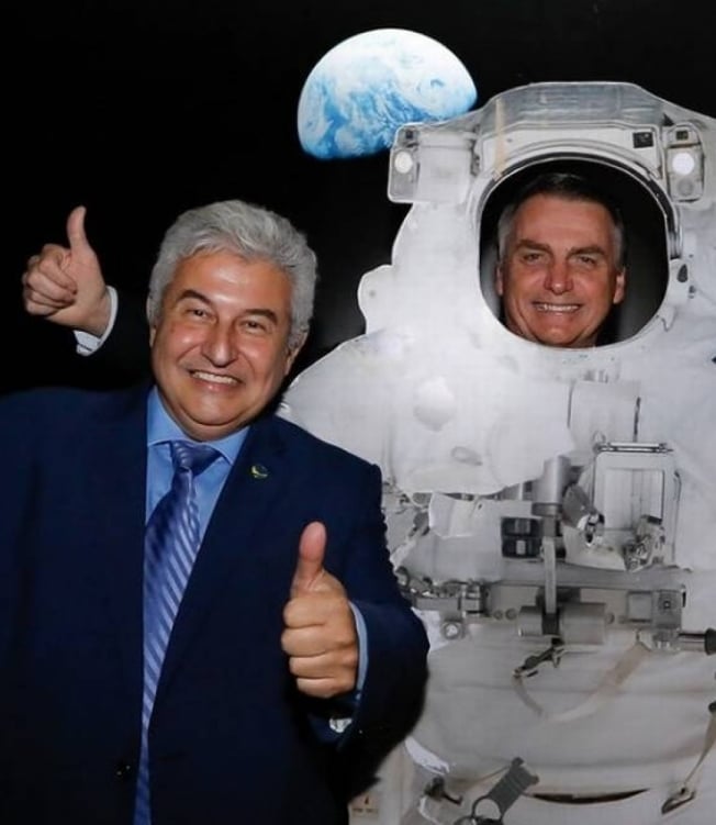 Jair Bolsonaro 'se veste' de astronauta e posa ao lado do ministro Marcos Pontes - Carolina Antunes/Presidência da República