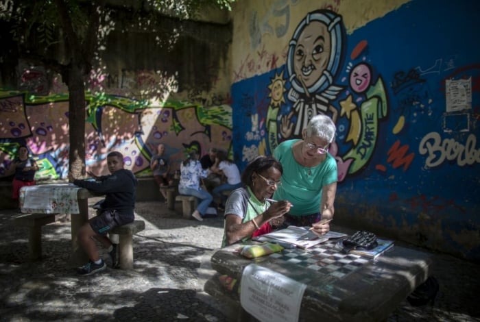 Professores invadem praças do Rio para dar aulas de graça