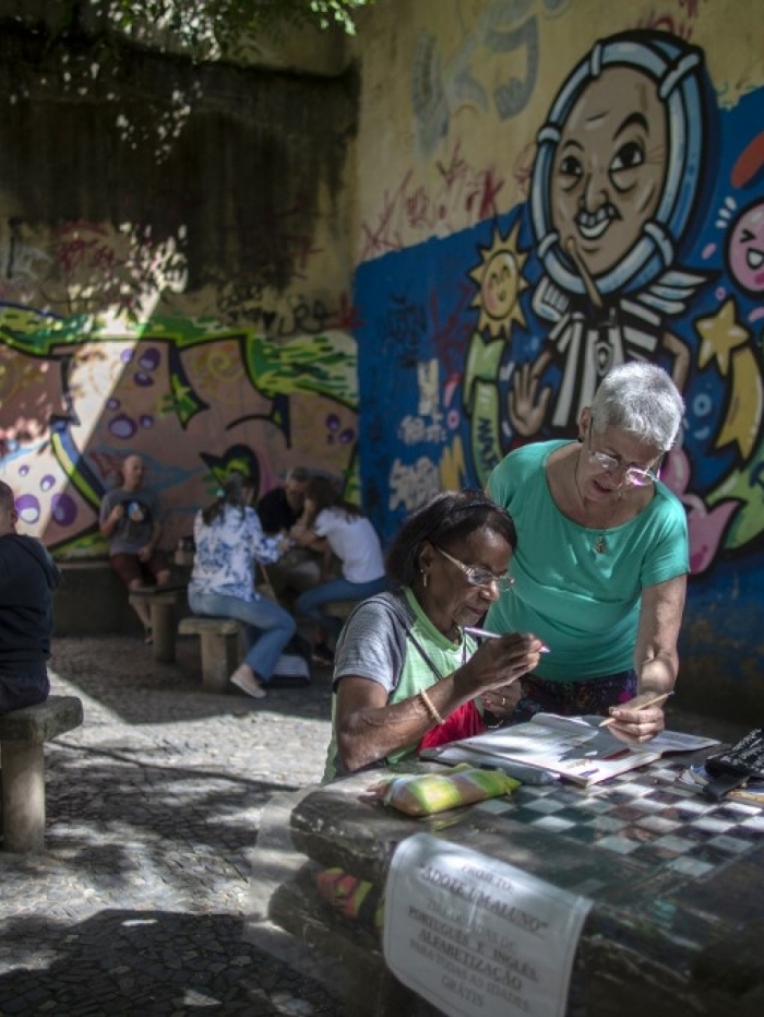 Professores invadem praças do Rio para dar aulas de graça