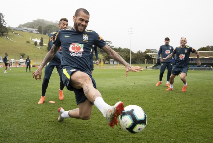 Capitão e um dos destaques da Seleção, o lateral Daniel Alves treinou ontem em ritmo de alegria, na Granja Comary, em Teresópolis