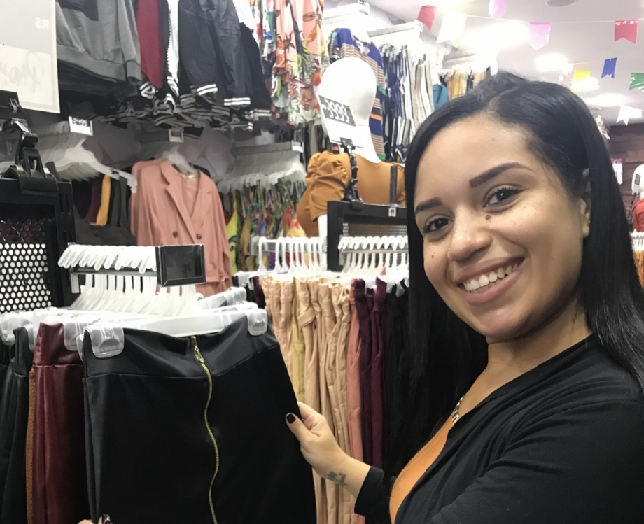 A vendedora Raquel Almeida foi à loja Miss Valenti, em Campo Grande, à procura de peças parecidas com as que Vivi Guedes usa na novela. 