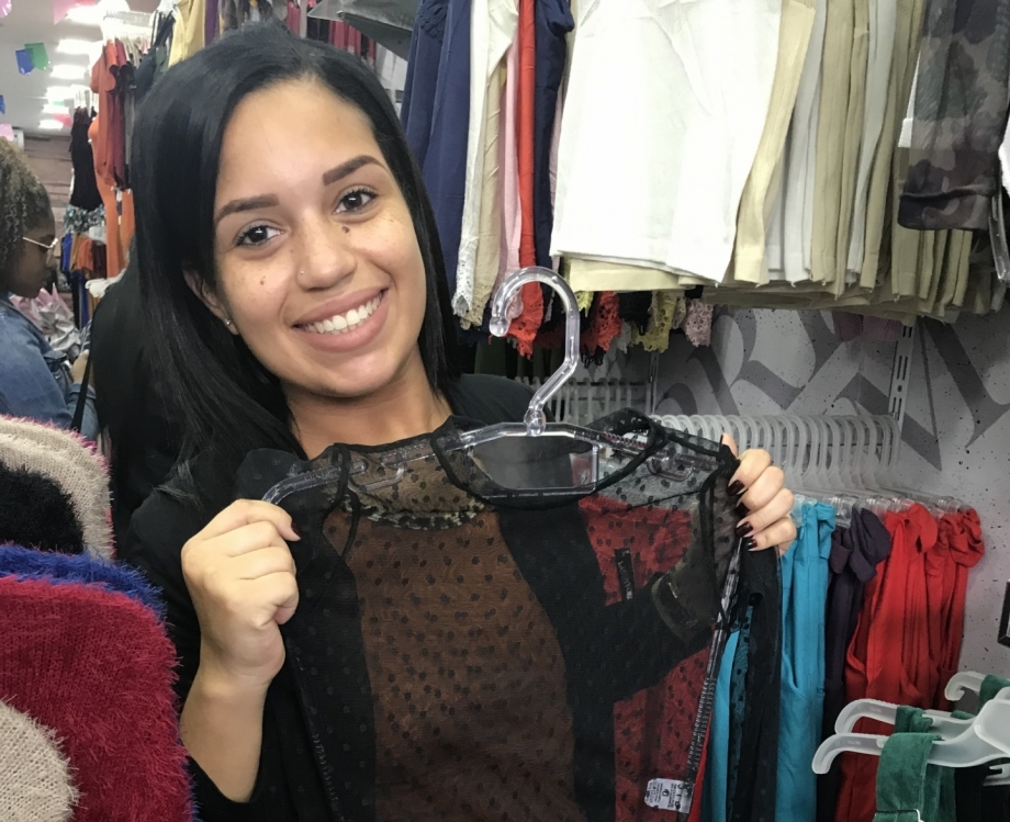 A vendedora Raquel Almeida garimpa peças sensuais 