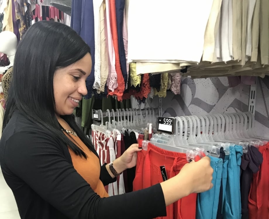 A vendedora Raquel Almeida foi à loja Miss Valenti, em Campo Grande, à procura de peças parecidas com as que Vivi Guedes usa na novela. 