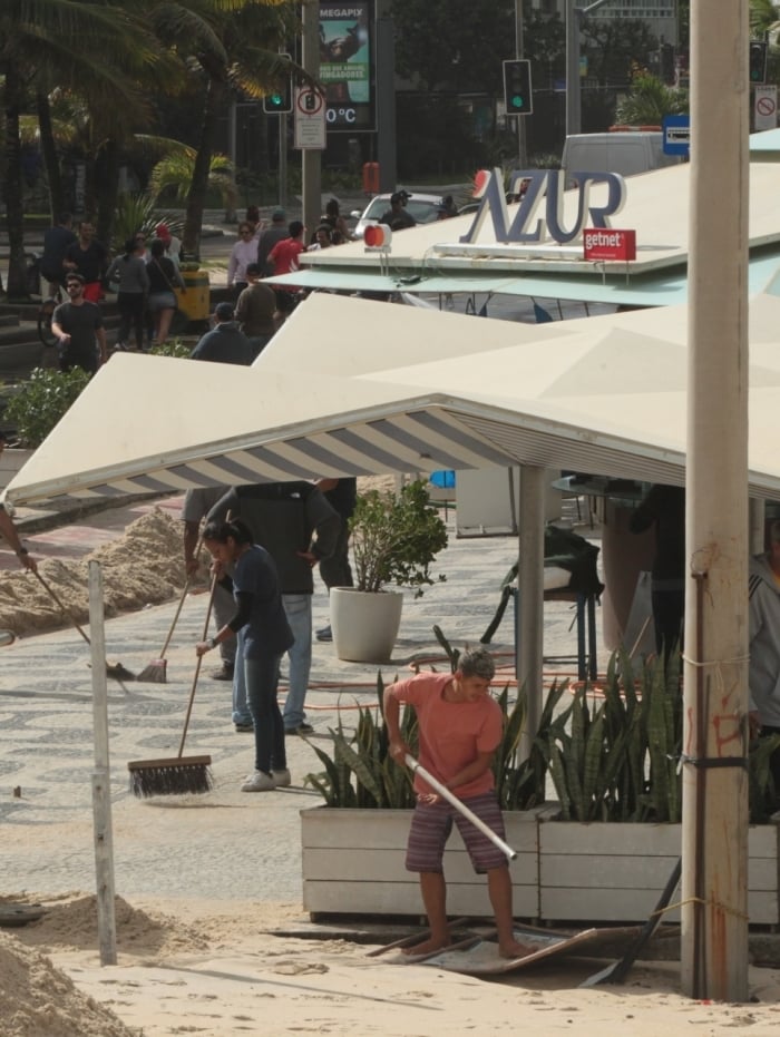 Mar do Leblon avança sobre o Quiosque "azur", que tem parte de seus móveis destruídos