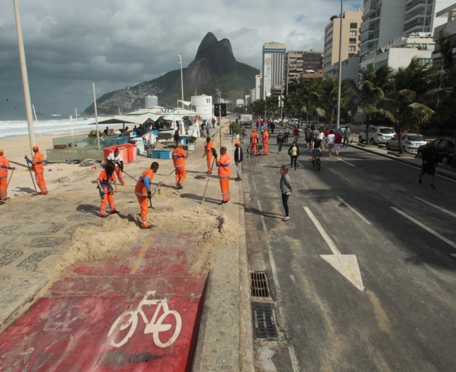 Mar do Leblon avança sobre o Quiosque "azur", que tem parte de seus móveis destruídos