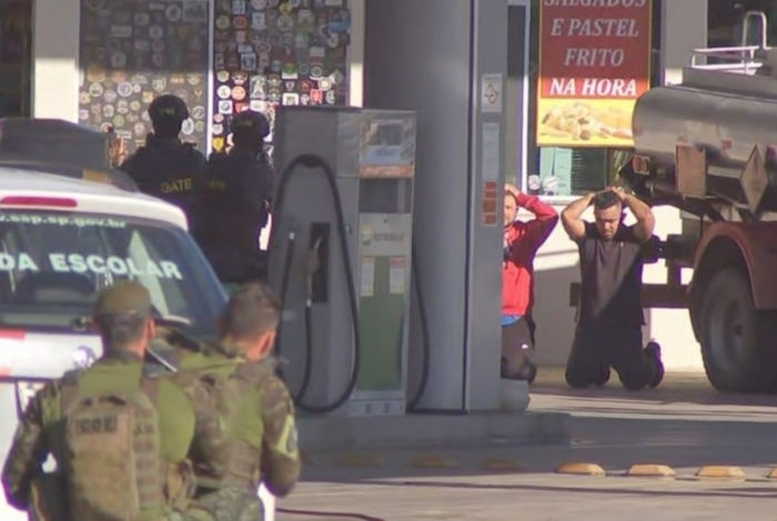 Bandidos se entregam após reféns serem libertados de restaurante
