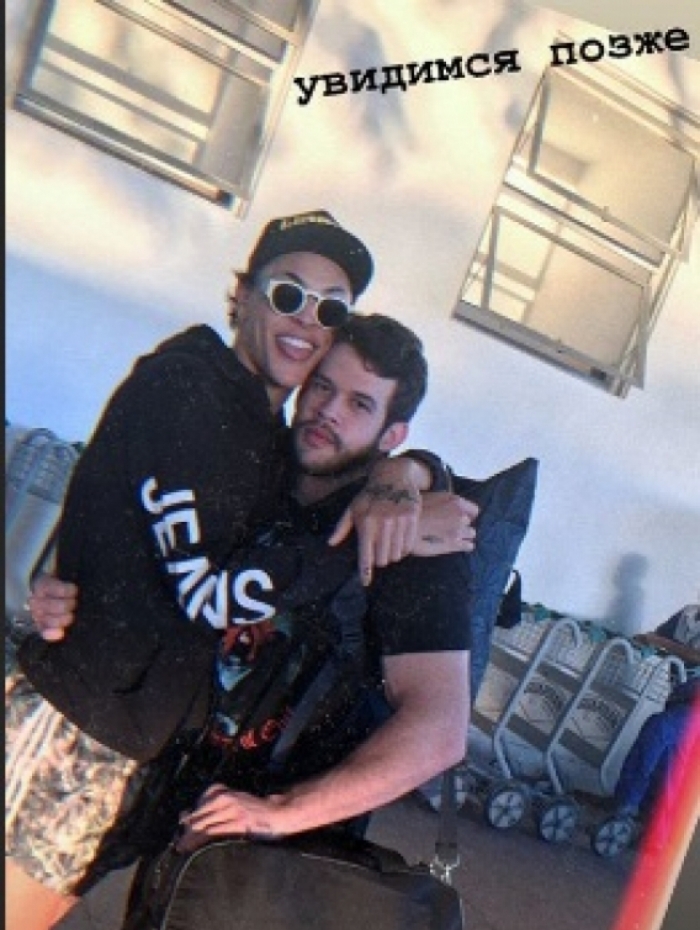 Pabllo Vittar apareceu ao lado de seu affair Victor Weber 