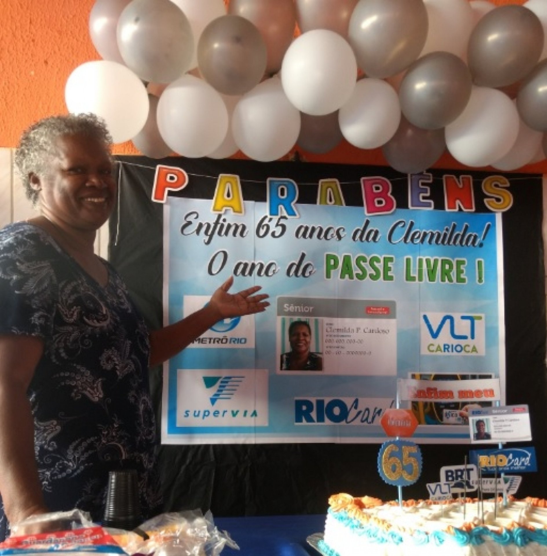 Mulher tem Passe Livre como tema da festa de 65 anos e viraliza nas redes sociais - Reprodução do Twitter