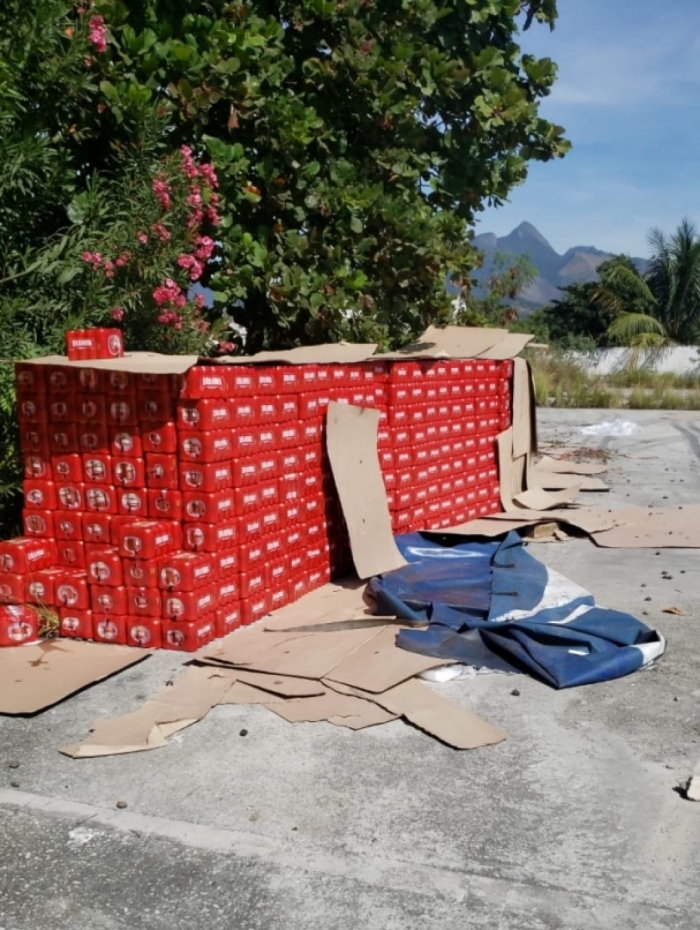 Parte de uma carga de cerveja que foi recuperada em julho, no Caju