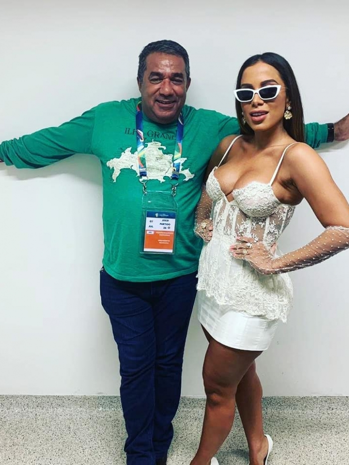 Anitta com o pai momentos antes de fazer a abertura da Copa Am&eacute;rica 