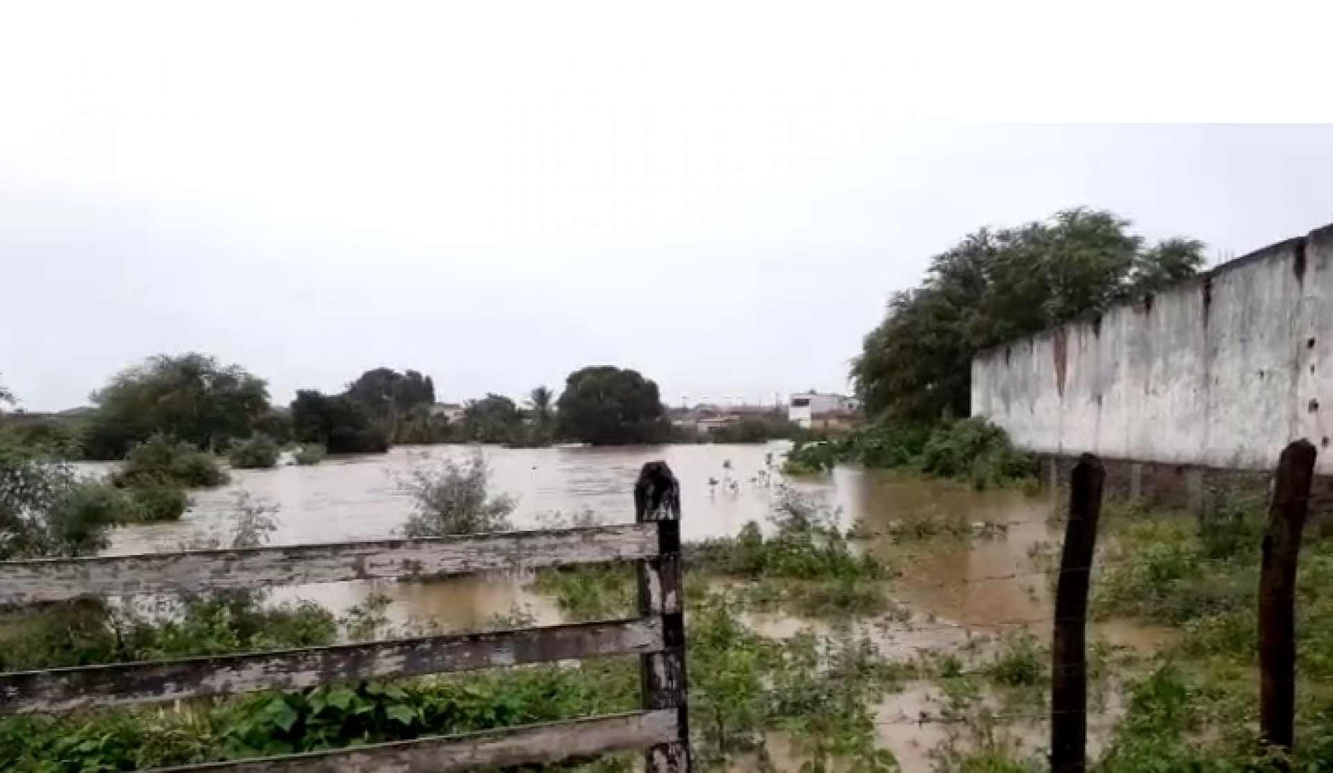 Chuvas causaram o rompimento parcial da barragem