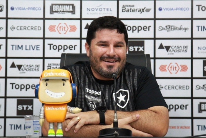O técnico Eduardo Barroca confirmou o Botafogo que enfrenta o Cruzeiro