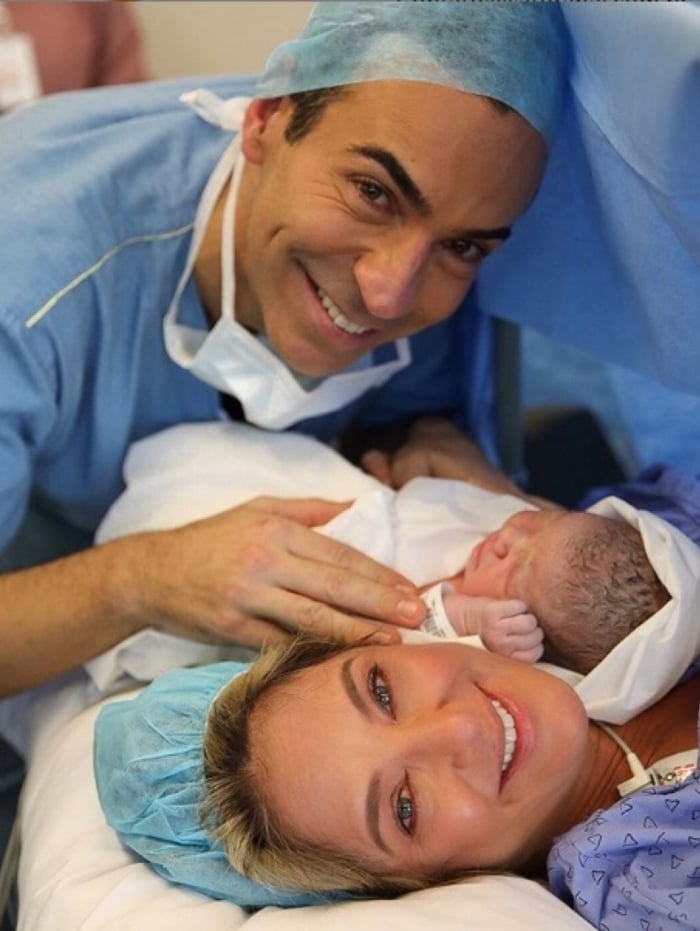 Ticiane Pinheiro, o marido, César Tralli e  a recém-nascida Manuella