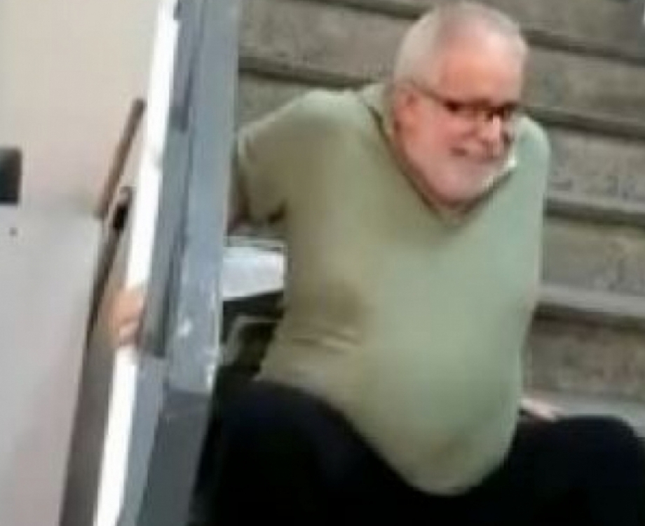 Professor com deficiência subiu escada se arrastando pelos degraus