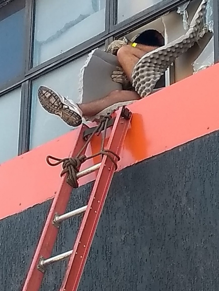 Homem é resgatado de dentro de boate, em Belo Horizonte