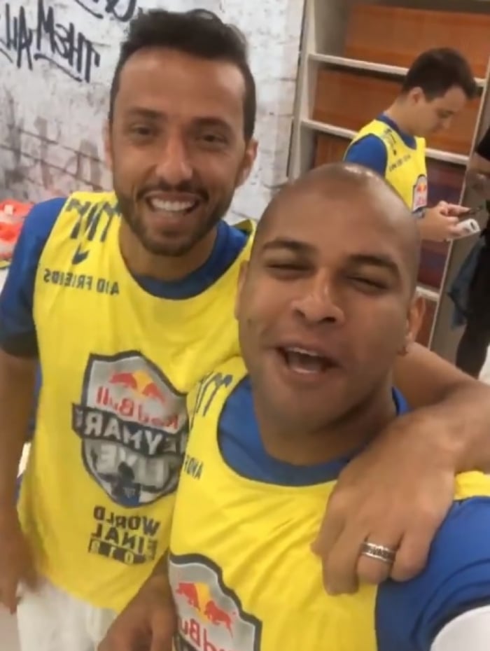 Nenê, que gravou vídeo no Instagram com o amigo e ex-lateral Gabriel, deve ser apresentado pela diretoria hoje, nas Laranjeiras