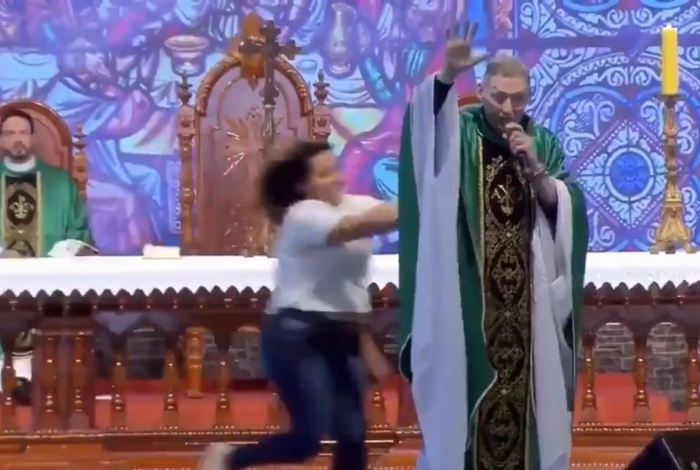 Mulher empurra Padre Marcelo Rossi durante missa