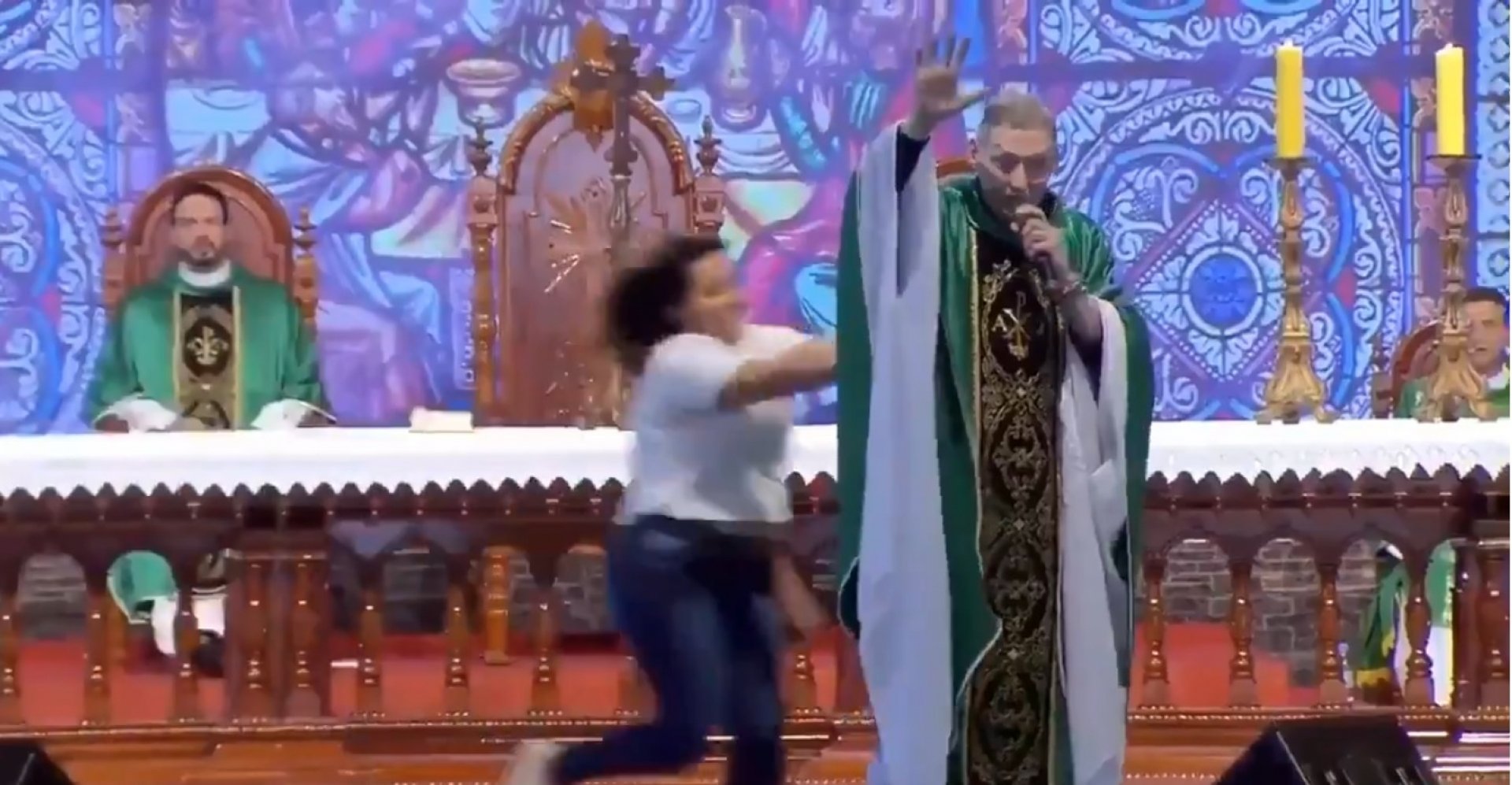 Mulher empurra Padre Marcelo Rossi durante missa