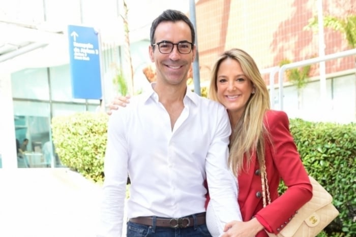  Ticiane Pinheiro e Cesar Tralli deixam a maternidade com a filha Manuella 