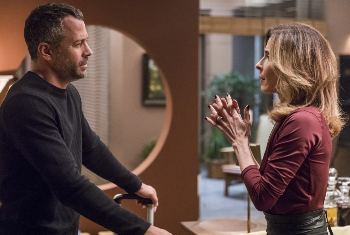 Agno (Malvino Salvador) revela que quer se separar e pega Lyris (Deborah Evelyn) de surpresa
