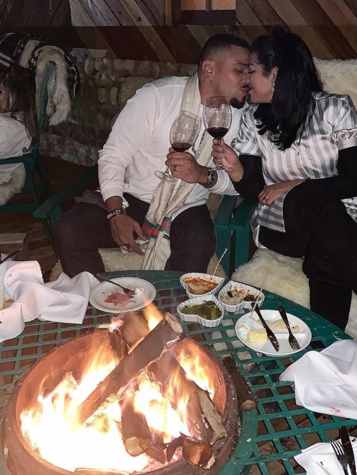 Mulher Moranguinho viaja com o marido e a filha