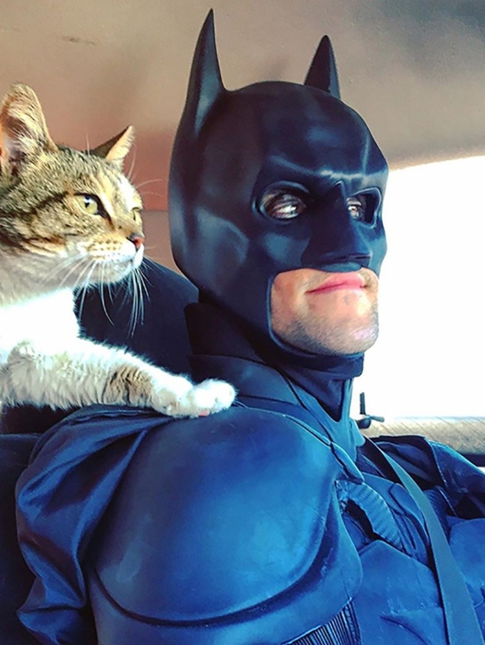Homem se veste de Batman para salvar animais prestes a sofrer eutan&aacute;sia